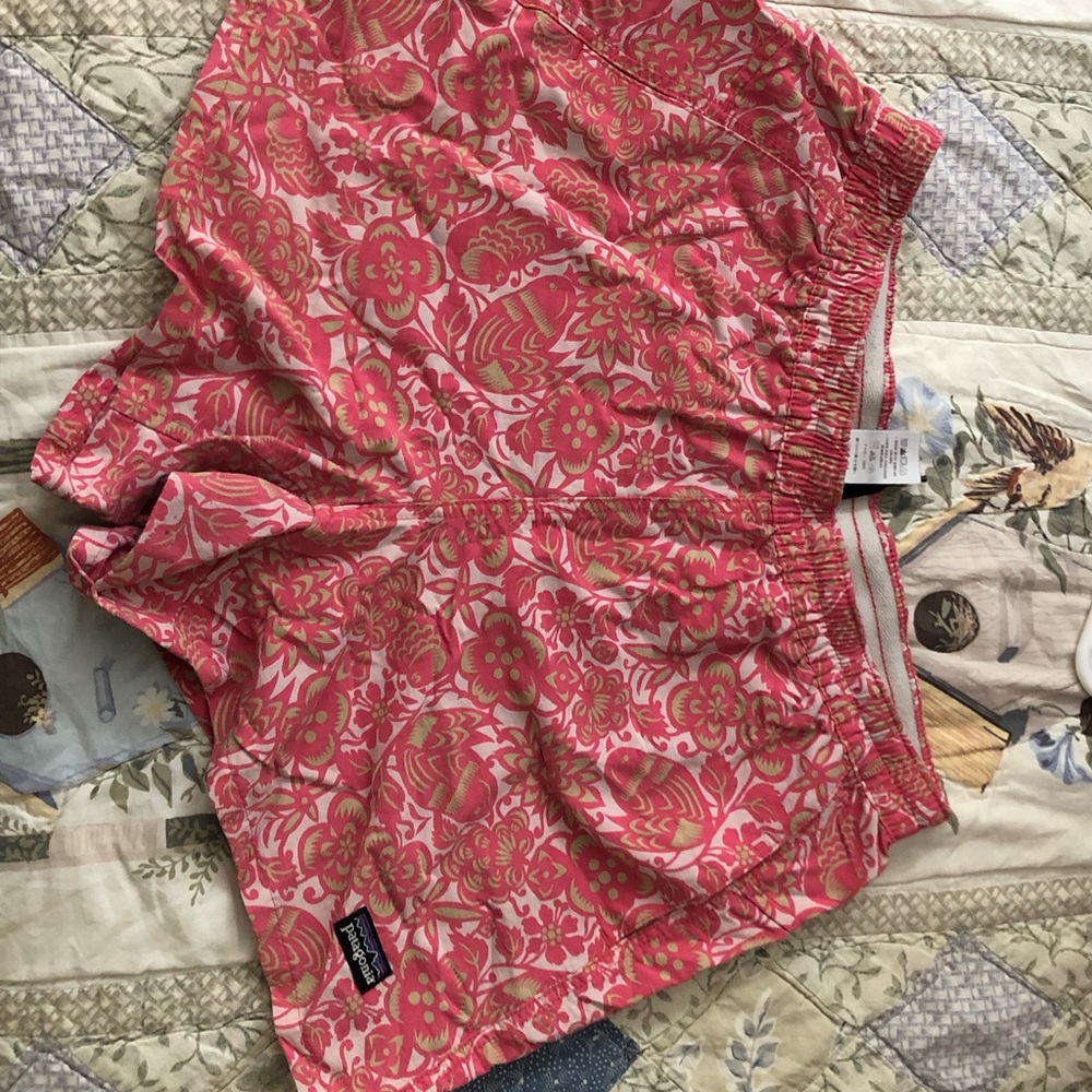 Patagonia Baggies Shorts with Pockets and elastic band!